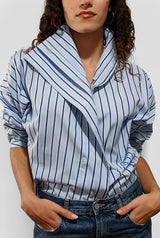 Camisa cierre lateral rayas azul marino y blancas