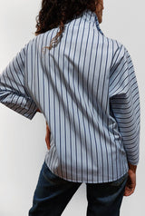 Camisa cierre lateral rayas azul marino y blancas