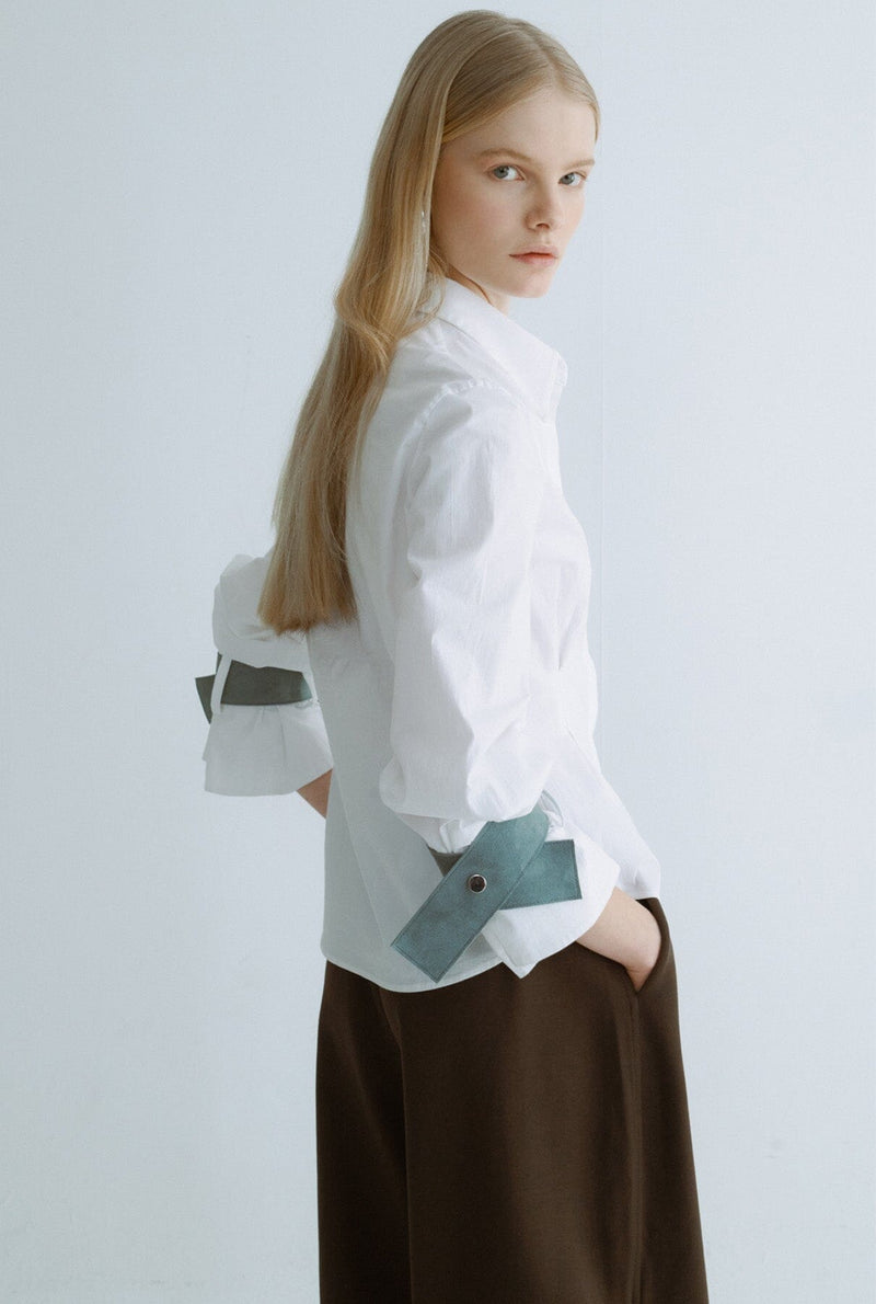 Camisa entallada blanca con detalle azul