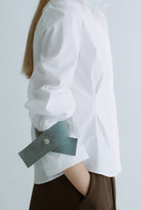 Camisa entallada blanca con detalle azul