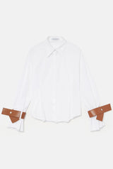 Camisa entallada blanca con puños de cuero camel