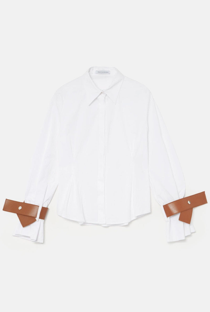 Camisa entallada blanca con puños de cuero camel