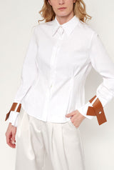 Camisa entallada blanca con puños de cuero camel