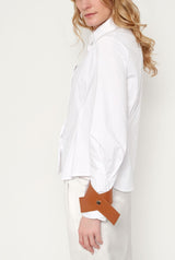 Camisa entallada blanca con puños de cuero camel