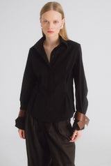 Camisa entallada negra con detalle marrón
