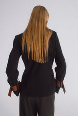 Camisa entallada negra con detalle marrón