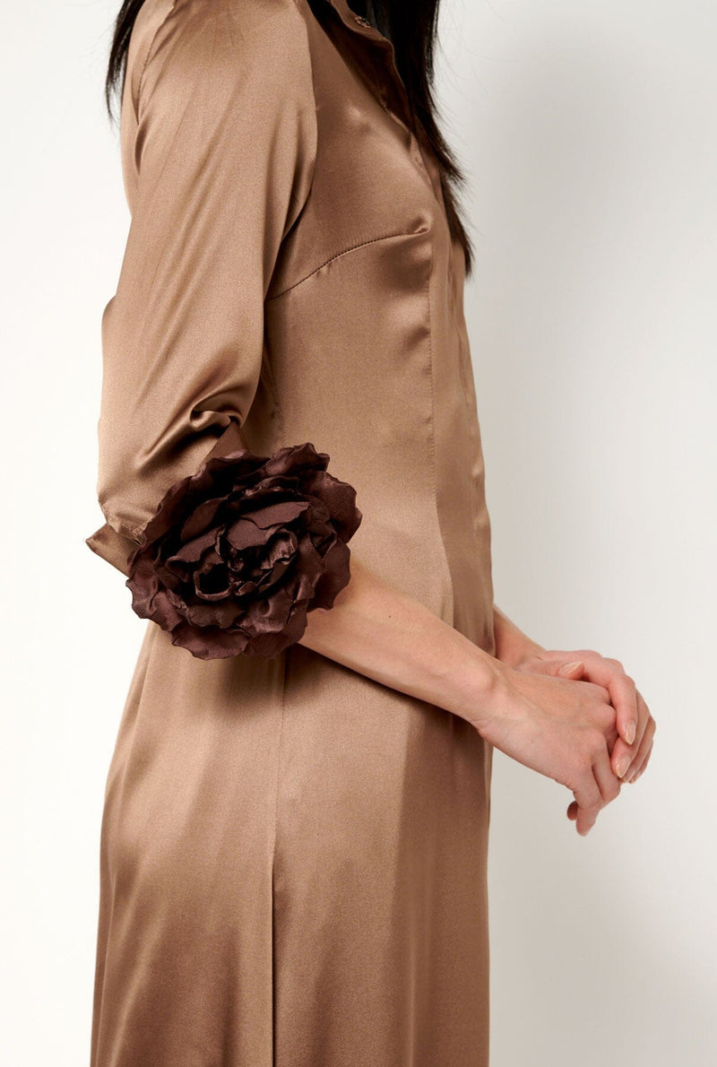 Camisa larga de seda con flores a mano marrón