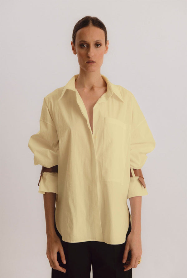 Camisa oversize amarilla con cuero