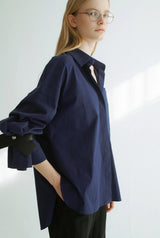 Camisa oversize azul con cuero negro