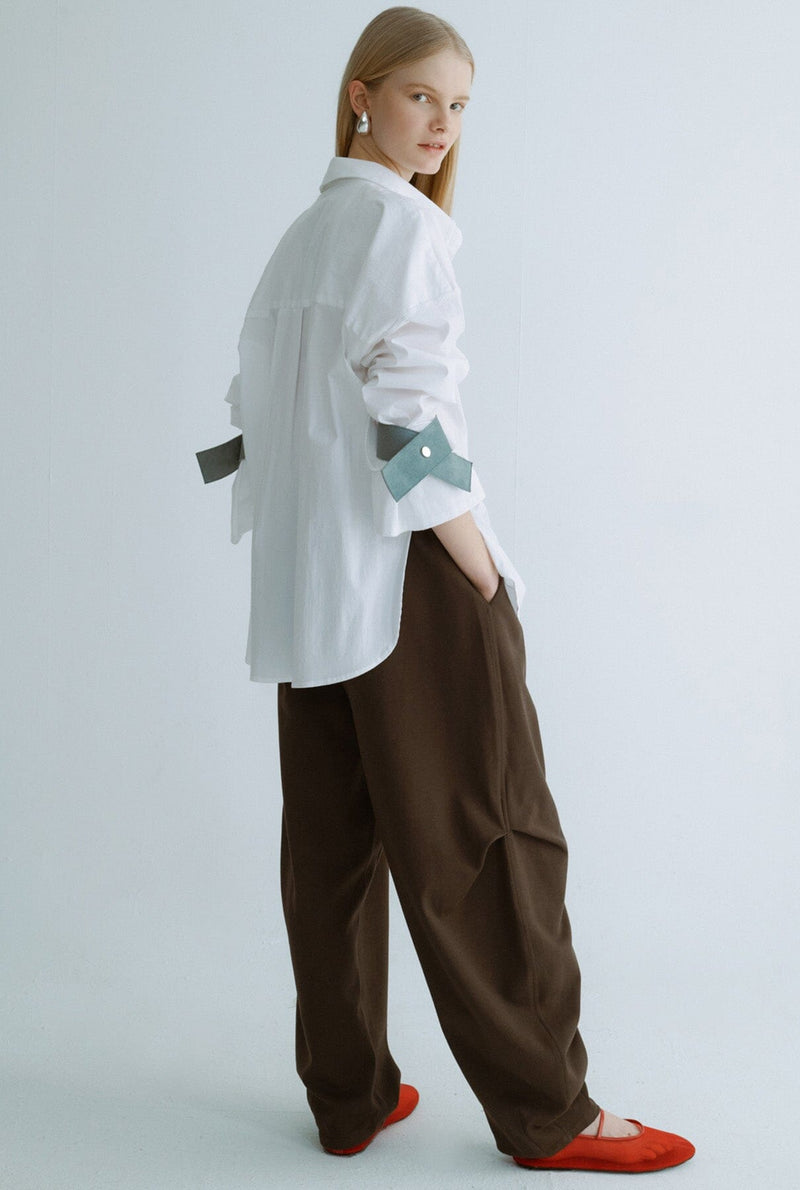 Camisa oversize blanca con ante azul