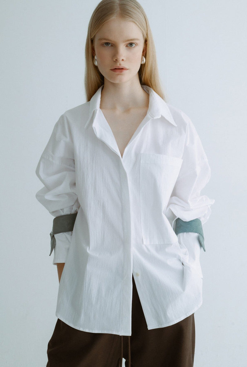 Camisa oversize blanca con ante azul