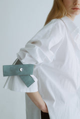Camisa oversize blanca con ante azul