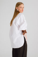 Camisa oversize blanca con cuero marrón