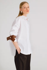 Camisa oversize blanca con cuero marrón