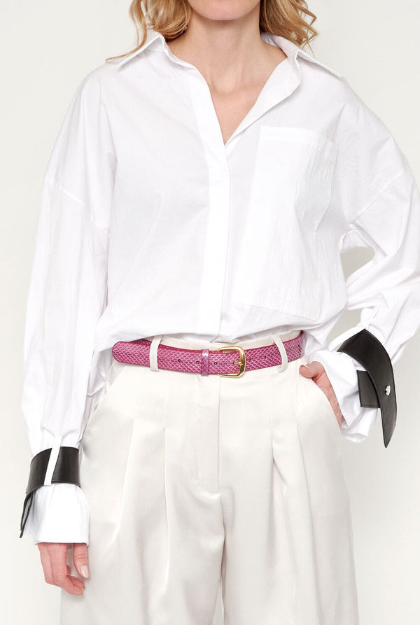 Camisa oversize blanca con puños de cuero negro