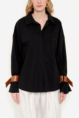Camisa oversize negra con puños de cuero camel