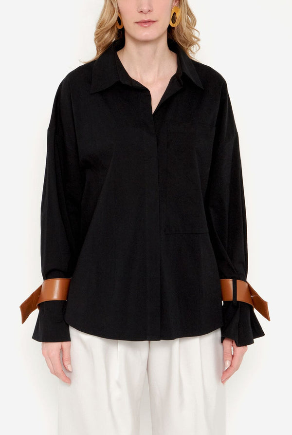 Camisa oversize negra con puños de cuero camel