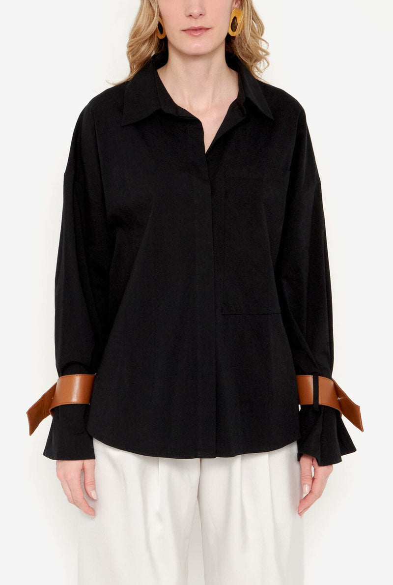 Camisa oversize negra con puños de cuero camel