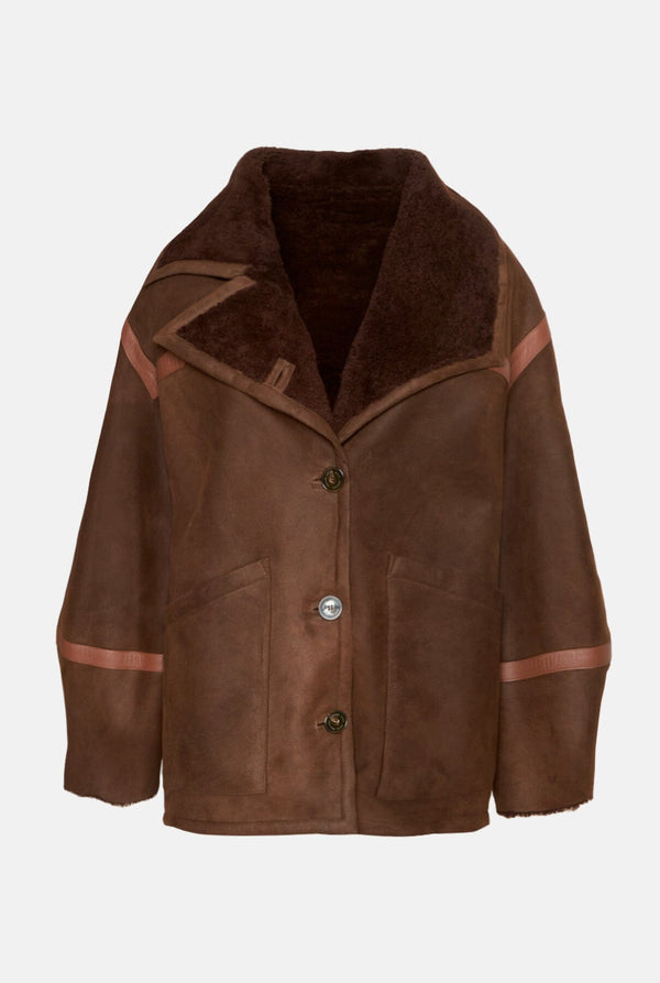 Chaqueta de pelo y detalles de cuero