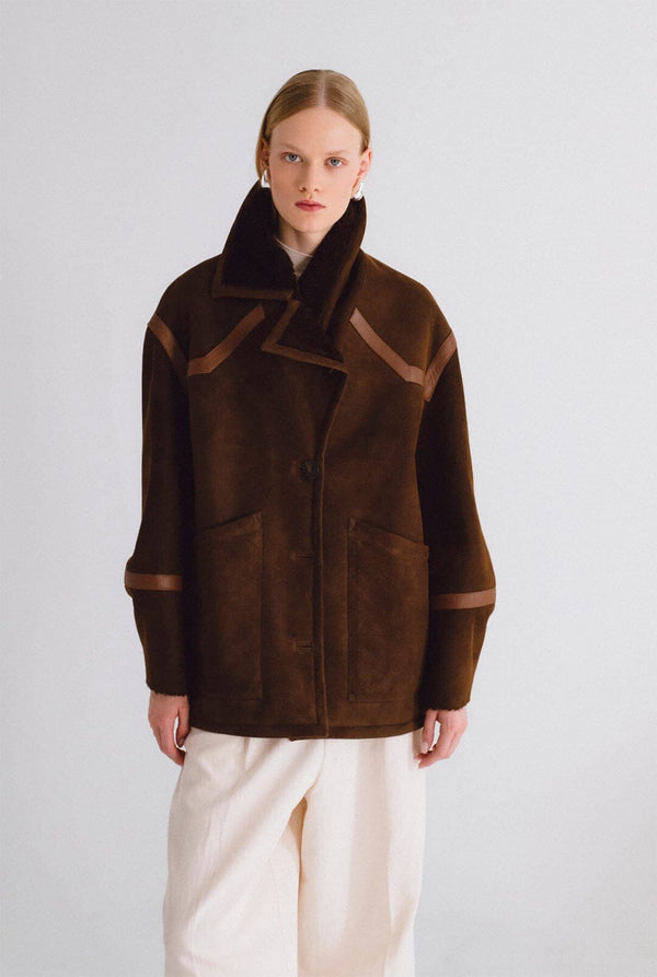Chaqueta de pelo y detalles de cuero